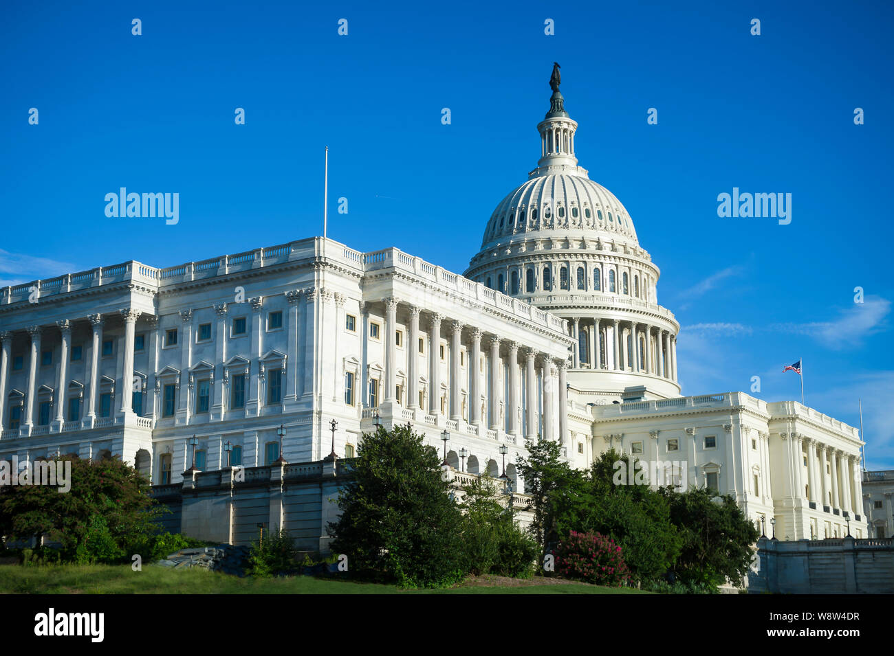 Scenic blue sky vista della US Capitol Building in bright sole del pomeriggio a Washington DC, Stati Uniti d'America Foto Stock