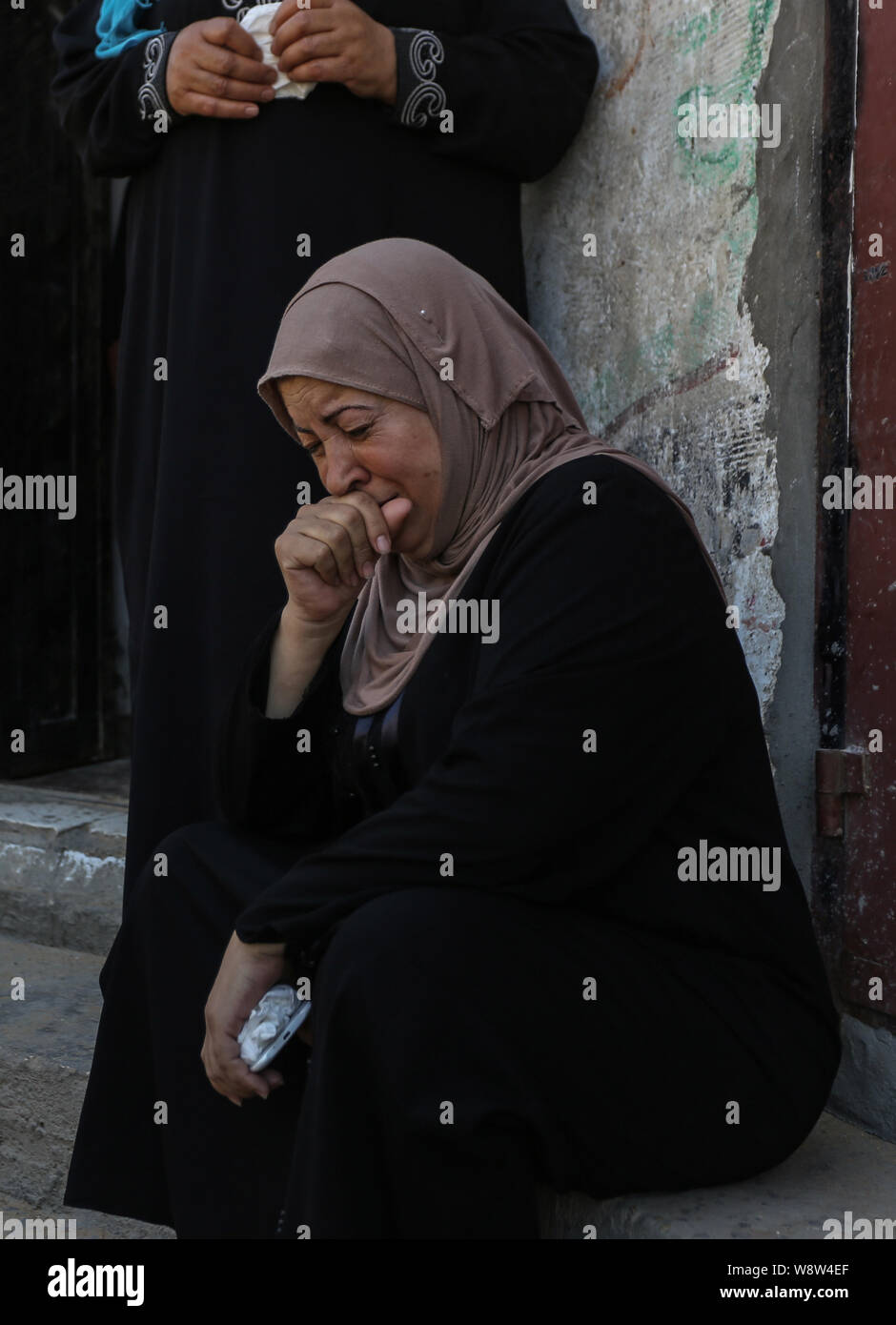 I parenti dei militanti palestinesi piangono durante il corteo funebre.Marwan Nasser, un combattente palestinese è stato sparato dai soldati israeliani alla frontiera Gaza. I medici palestinesi ha detto il fighter è stato ucciso a nord della Striscia di Gaza. È stato il secondo incidente dal 10 agosto, quando le truppe israeliane ucciso quattro palestinesi combattenti che ha tentato di attraversare la frontiera volatile nella parte orientale della striscia di Gaza. Foto Stock