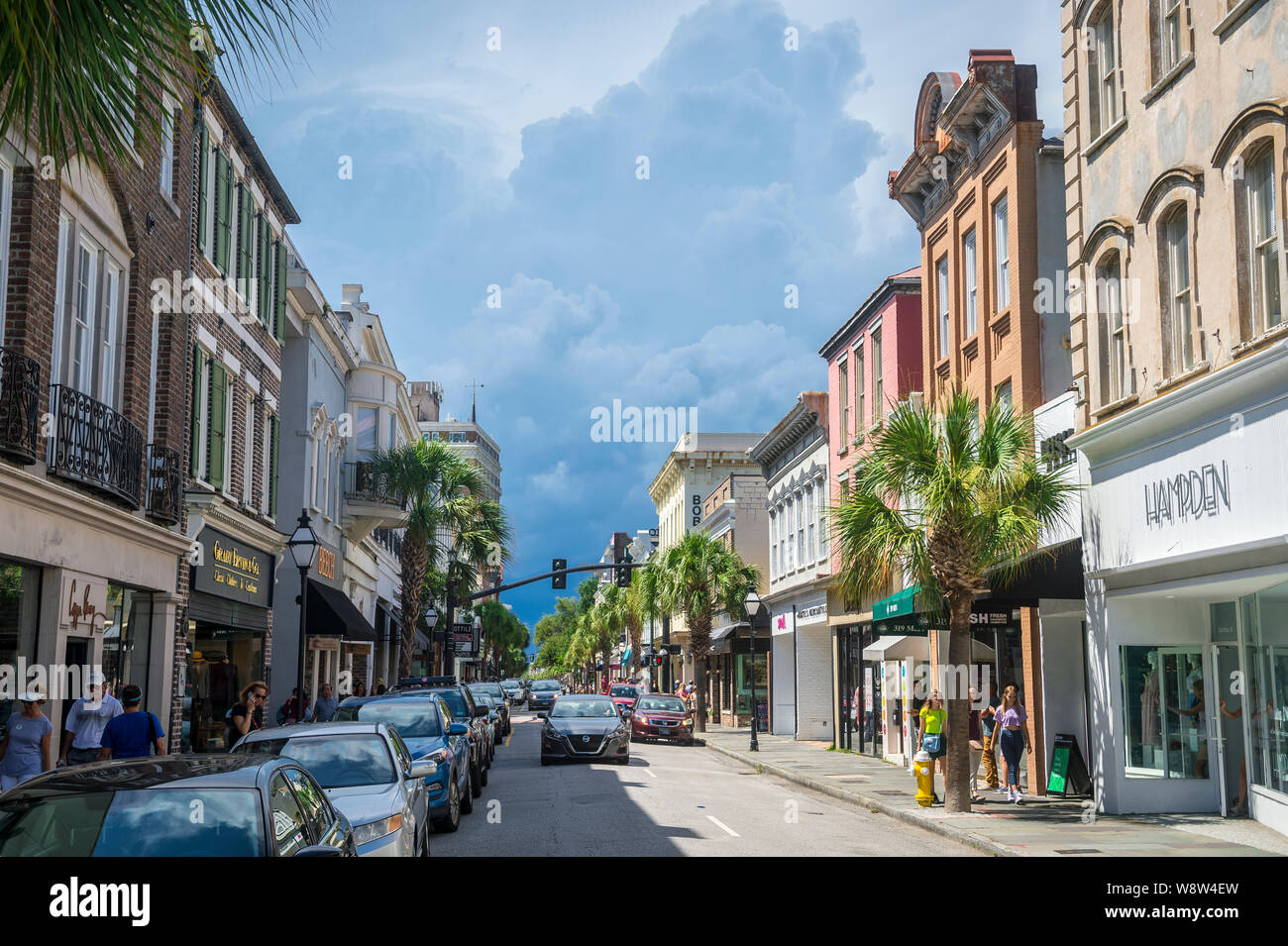 CHARLESTON, SC, Stati Uniti d'America - 4 agosto 2019: Dark estate nuvole temporalesche costruire sulla storica King Street quartiere dello shopping. Foto Stock