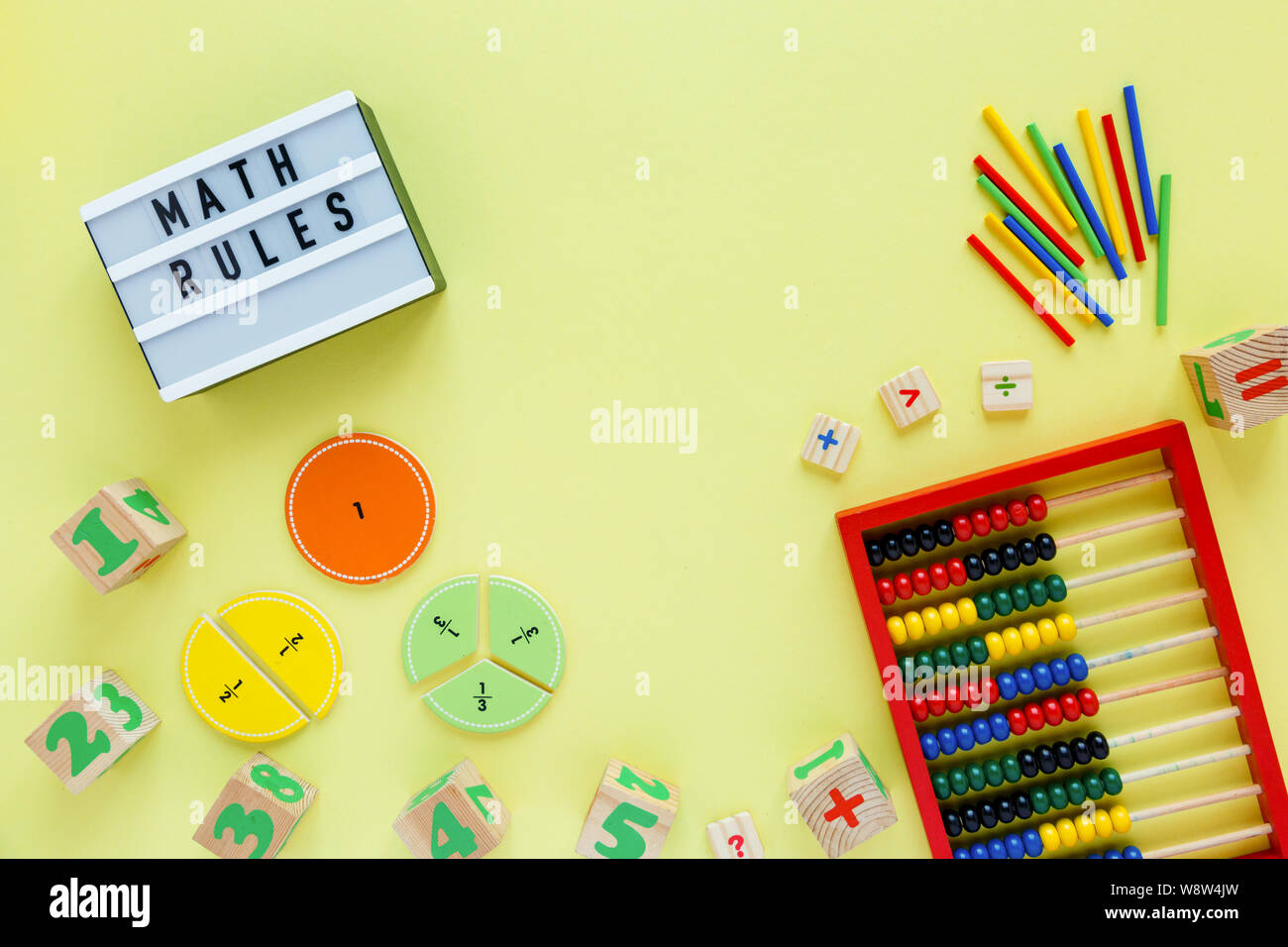 Creative blocchi Сolorful, light box, frazioni su sfondo giallo. Interessante la matematica divertente per i bambini. Istruzione, torna al concetto di scuola. Geometria e Foto Stock