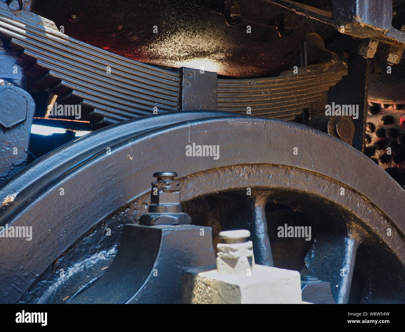 La ruota motrice e la molla a balestra sospensione di una ferrovia a vapore Foto Stock