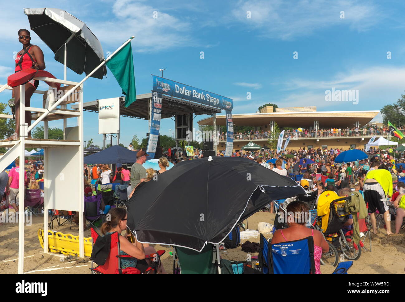 Edgewater Park and Beach a Cleveland, Ohio, Stati Uniti si riempie durante un concerto estivo di prima serata. Foto Stock