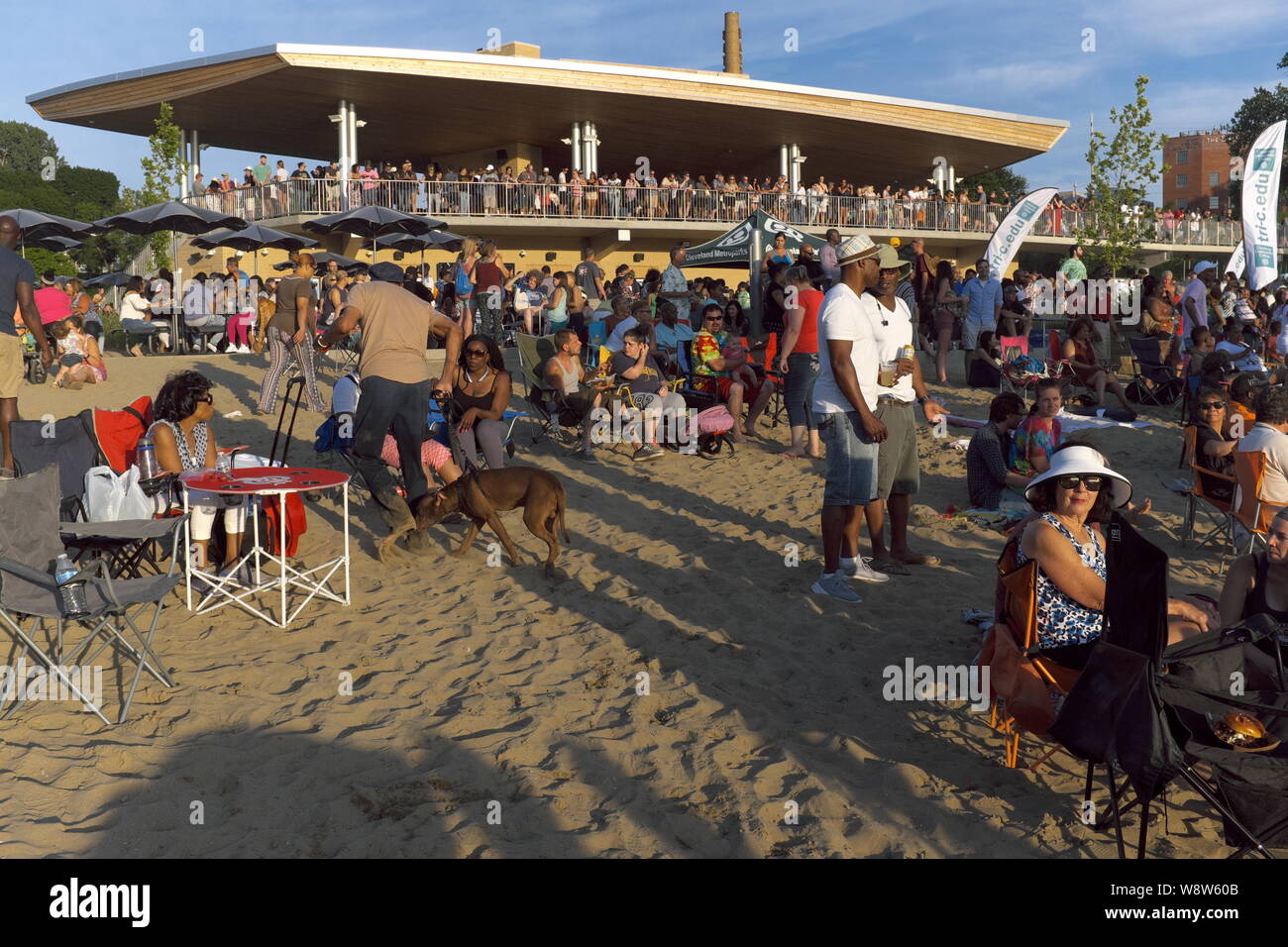 Una folla riempie Edgewater Beach a Cleveland, Ohio, USA per la sua serie musicale estiva settimanale. Foto Stock