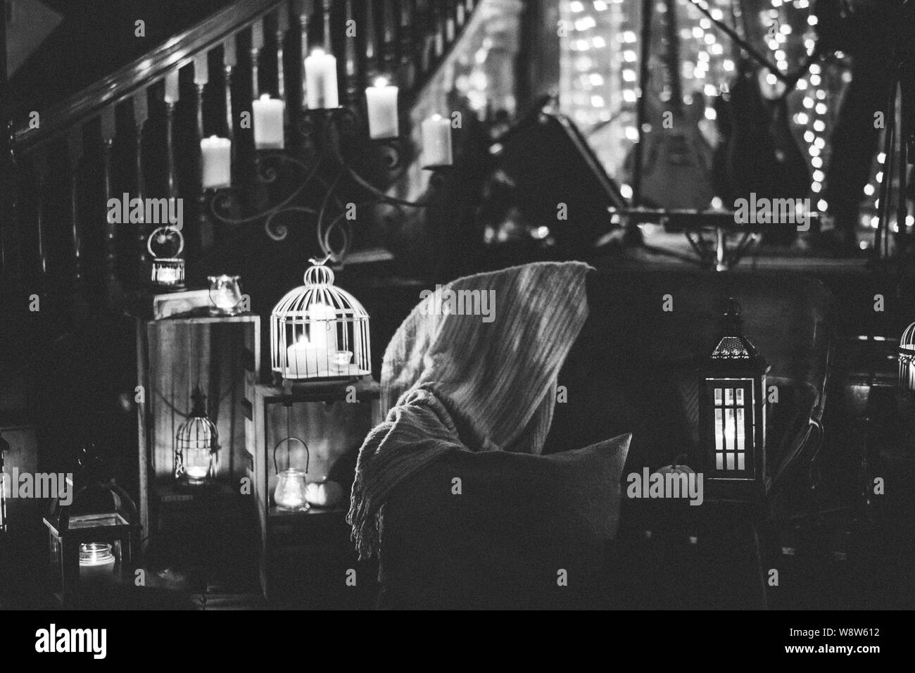 Scala di grigi di lanterne con candele illuminate all'interno Foto Stock