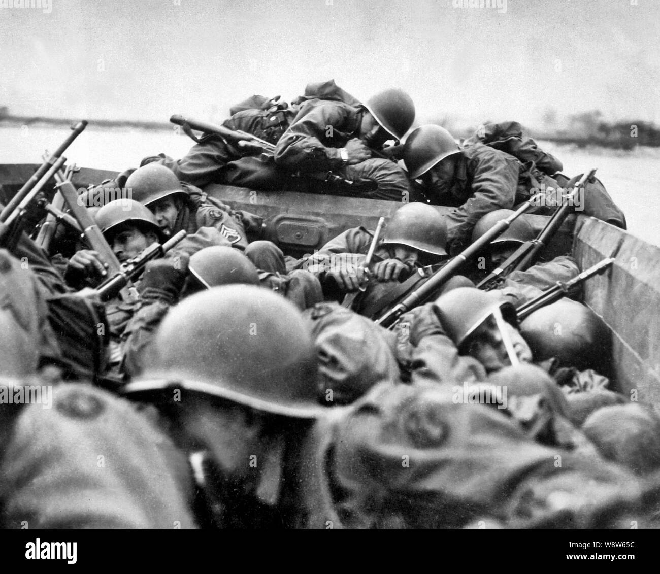 Stati Uniti 89ª divisione attraversando il Reno sotto il fuoco - "ho richiamato un assalto barca a croce in - appena la mia fortuna. Tutti noi abbiamo cercato di strisciare sotto ogni altro poiché il filo è stato battenti intorno come grandine.' attraversando il Reno sotto il fuoco nemico a St. Goar, marzo 1945. Foto Stock