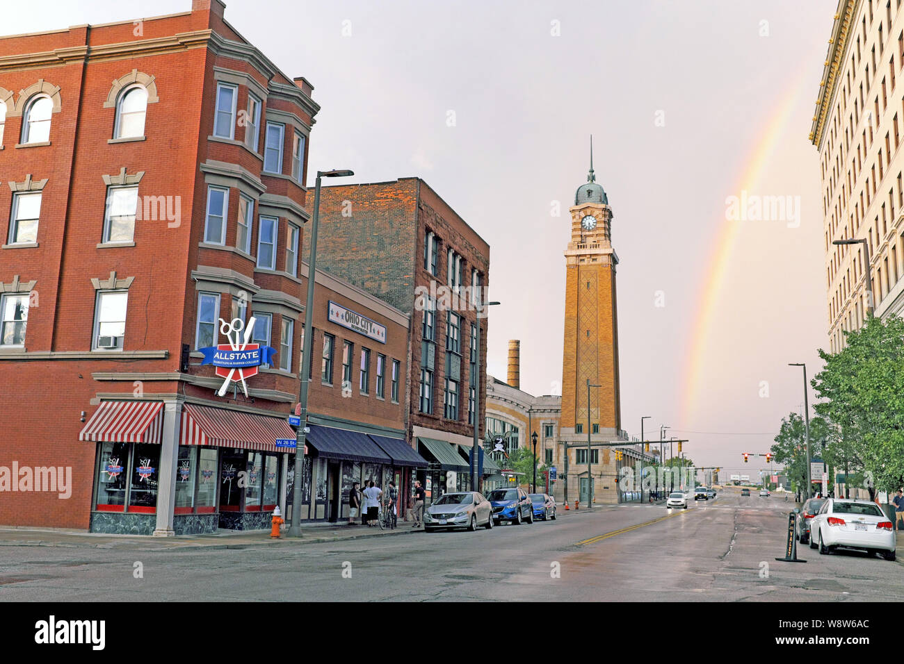 Un arcobaleno compare dopo un acquazzone sul viale Lorain in Ohio City, un quartiere alla moda vicino al centro cittadino di Cleveland, Ohio, USA. Foto Stock
