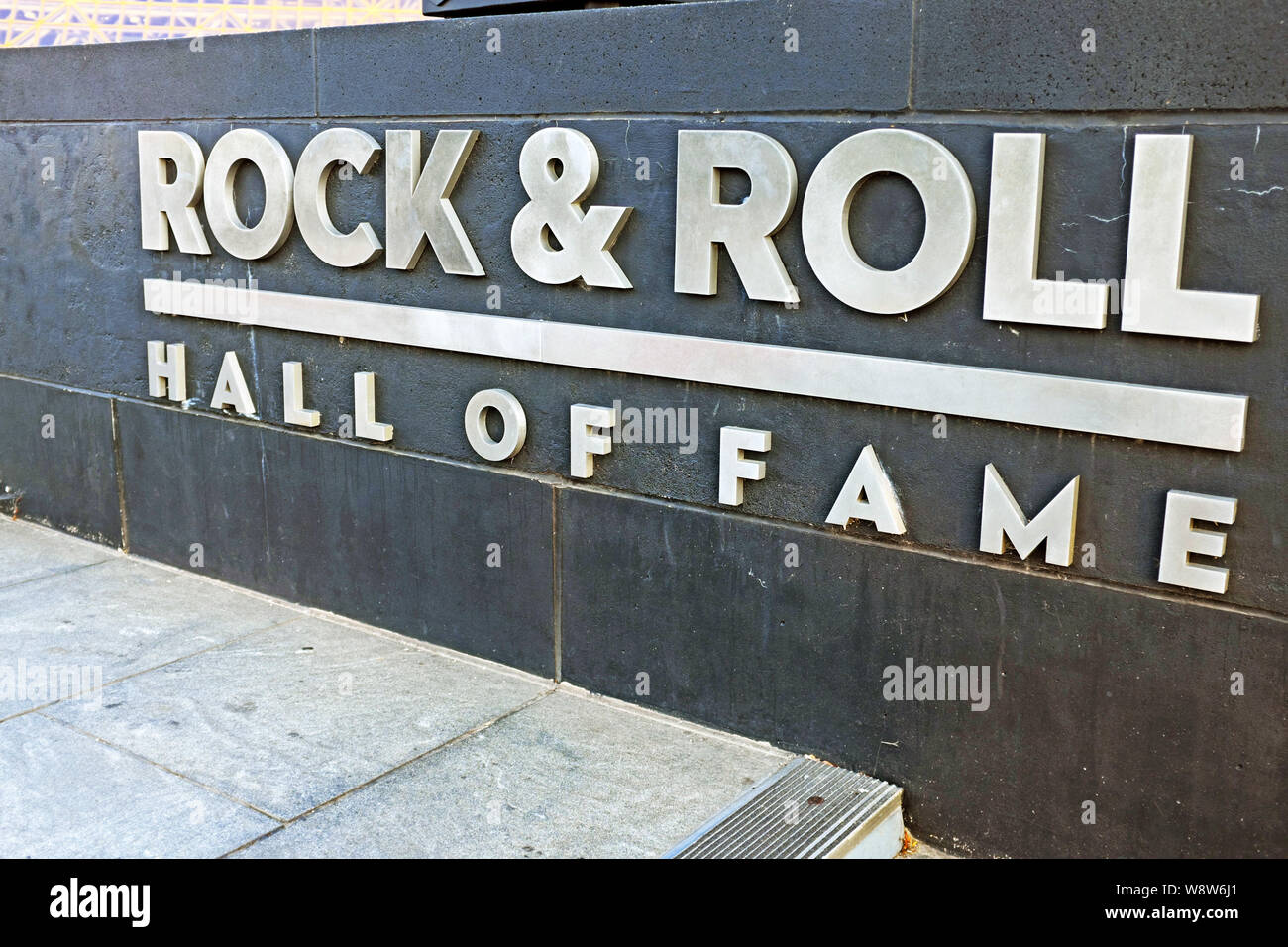 Script Rock and Roll Hall of Fame sulla parete di granito al di fuori della Rock and Roll Hall of Fame and Museum di Cleveland, Ohio, Stati Uniti. Foto Stock