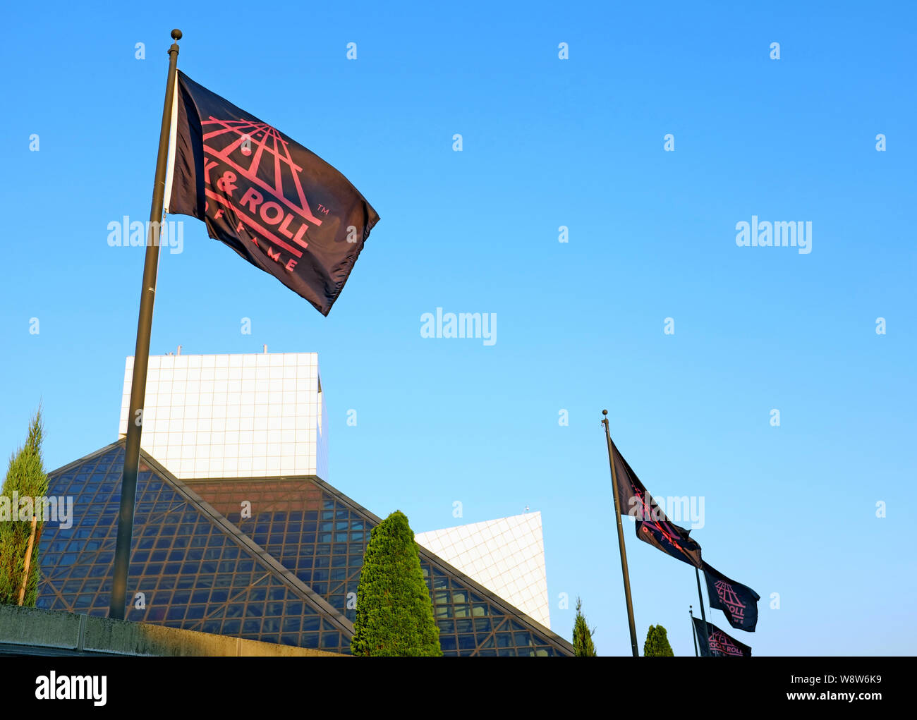 Bandiere volare al di fuori del Rock and Roll Hall of Fame e il Museo di Cleveland, Ohio, USA. Foto Stock
