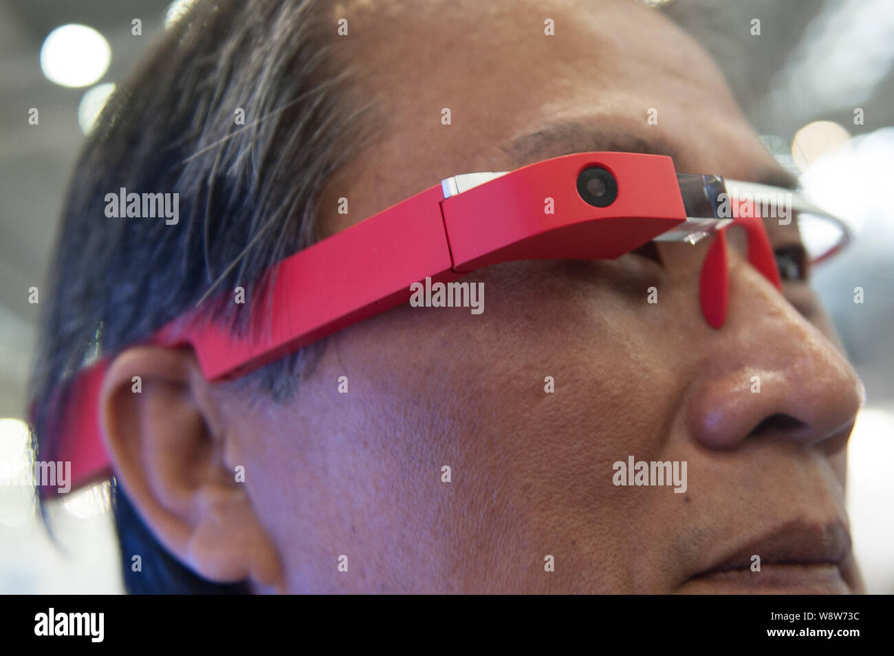 Un visitatore cerca in vetro Reed, un fabbricato localmente di coppia di smart occhiali, durante la Seconda Repubblica Popolare Cinese (Shenzhen) International Design Industriale in fiera Foto Stock