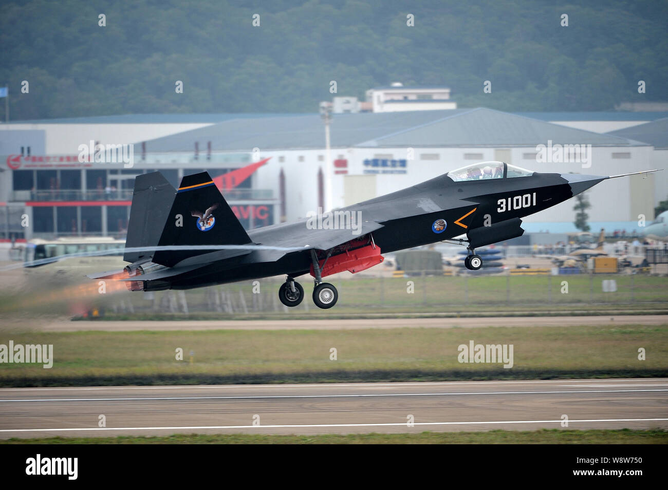 Un Cinese J-31 Stealth Fighter jet prende il largo per una dimostrazione di volo in anticipo del decimo China International Aviation e salone aerospaziale, anche Foto Stock