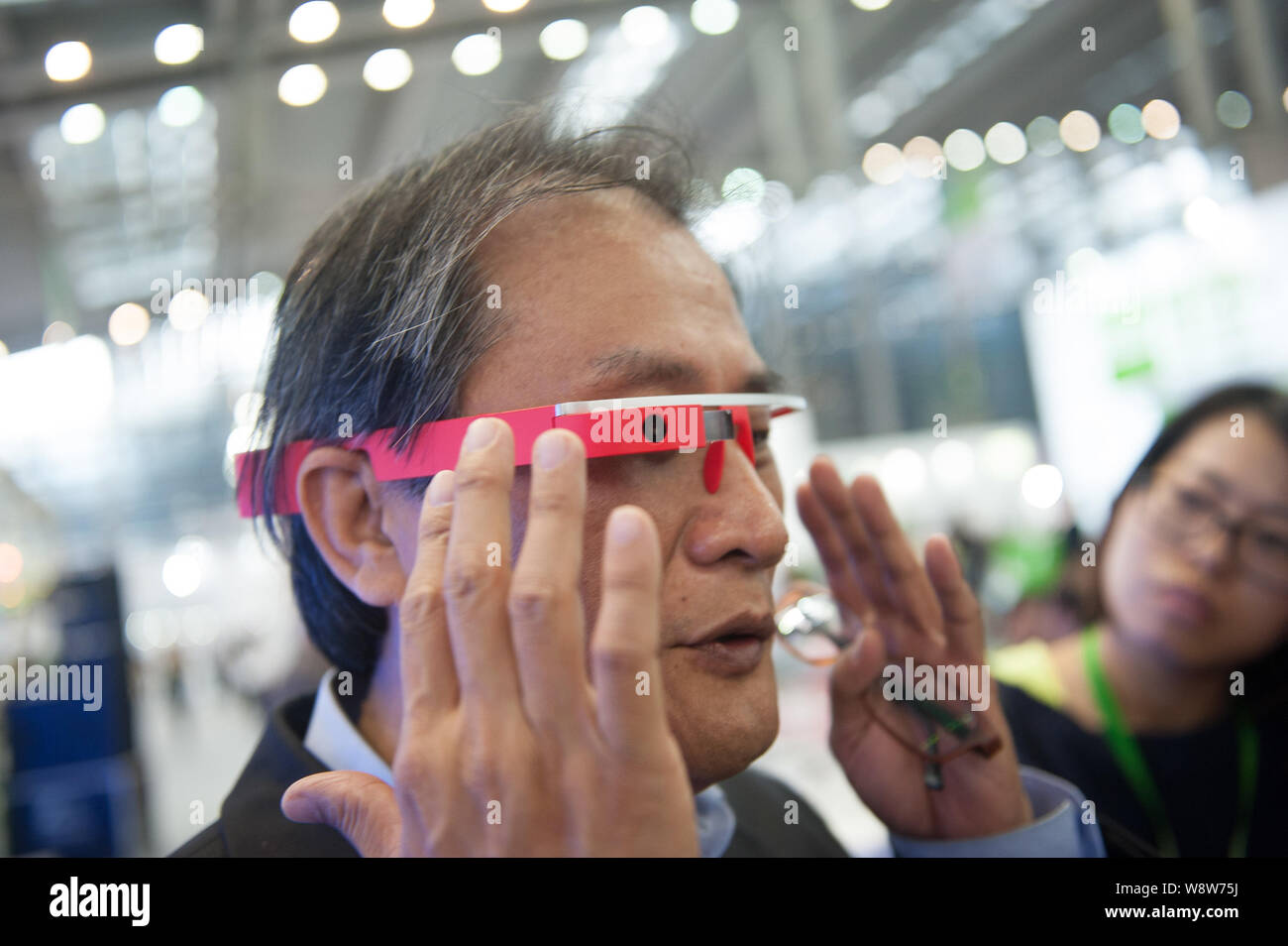 Un visitatore cerca in vetro Reed, un fabbricato localmente di coppia di smart occhiali, durante la Seconda Repubblica Popolare Cinese (Shenzhen) International Design Industriale in fiera Foto Stock