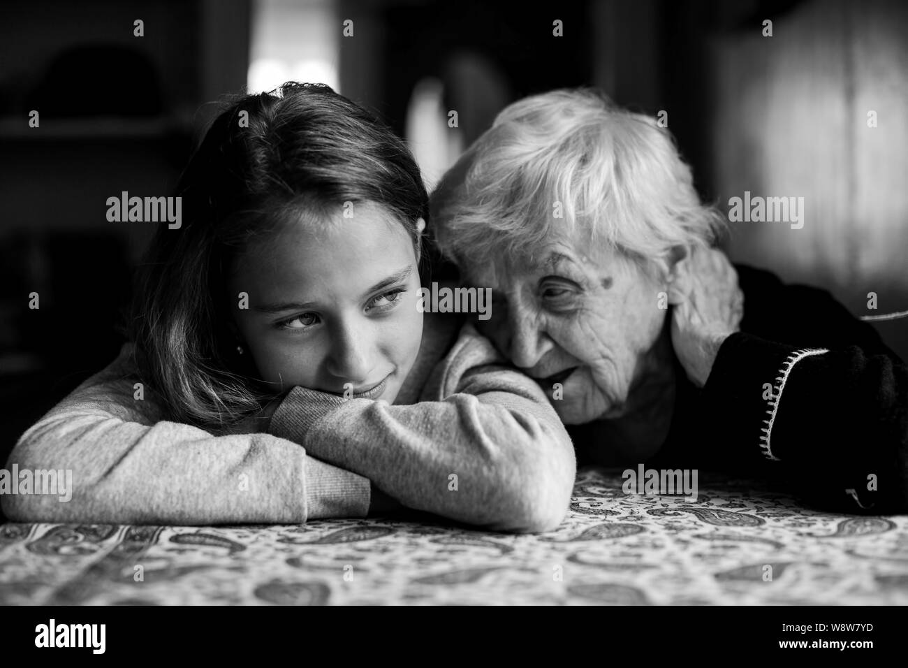 La nonna di parlare con il suo nipote, tenerezza, in bianco e nero photo. Foto Stock