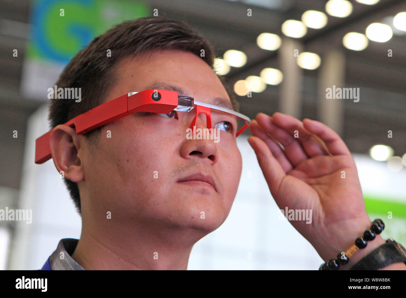 Un visitatore cerca in vetro Reed, un fabbricato localmente di coppia di smart occhiali, durante la Seconda Repubblica Popolare Cinese (Shenzhen) International Design Industriale in fiera Foto Stock