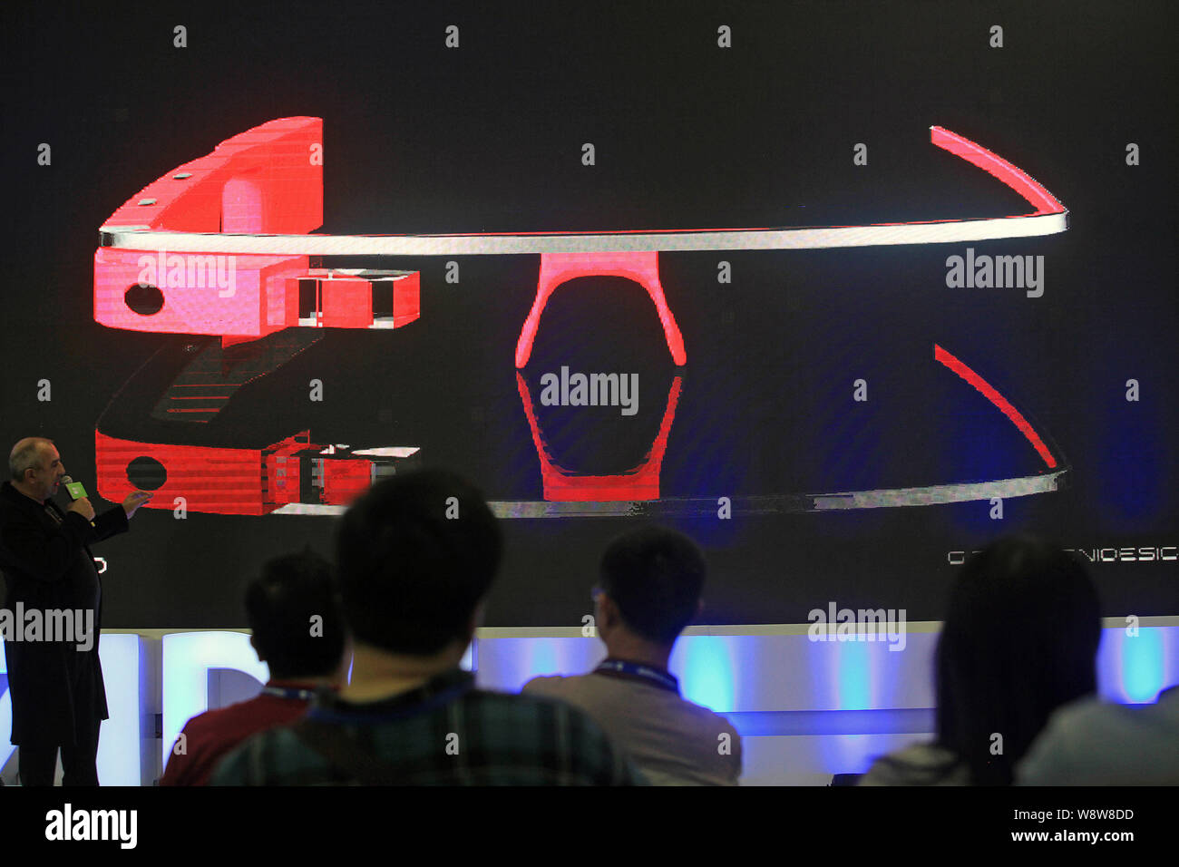 Un dipendente introduce vetro Reed, un fabbricato localmente di coppia di smart occhiali, ai visitatori durante la seconda Cina (Shenzhen) Internazionale Industriale Foto Stock