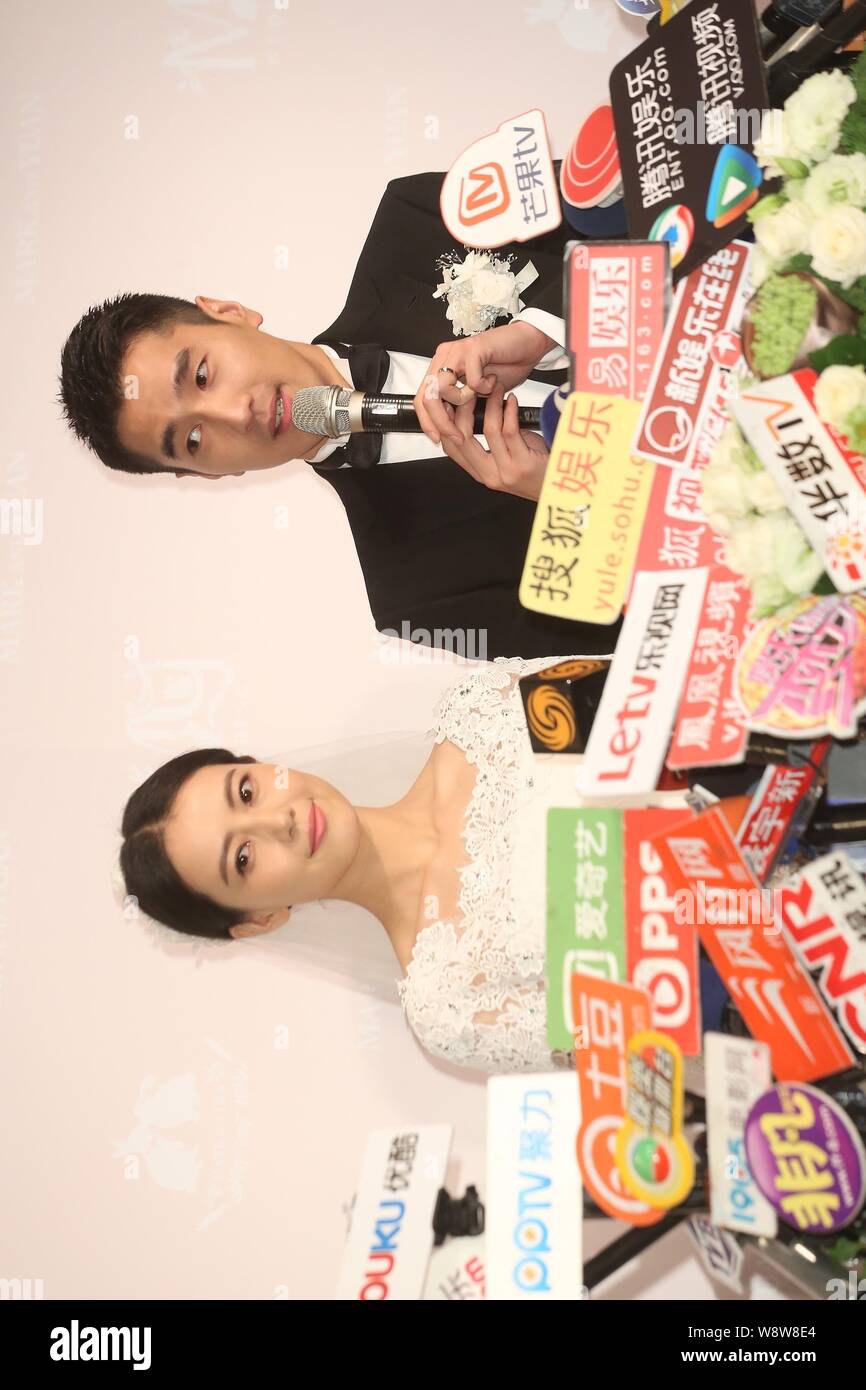 Attrice cinese Gao Yuanyuan, sinistro e il suo attore Taiwanese marito Mark Chao frequentano i loro banchetti di nozze in Taipei, Taiwan, 28 novembre 2014. Foto Stock