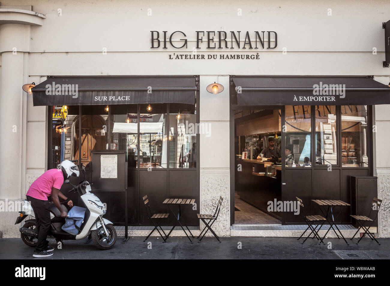 Lione, Francia - 14 luglio 2019: Grande Fernand logo nella parte anteriore del loro locale ristorante atelier. Grande Fernand è una catena francese di Hamburger fast foods sprea Foto Stock