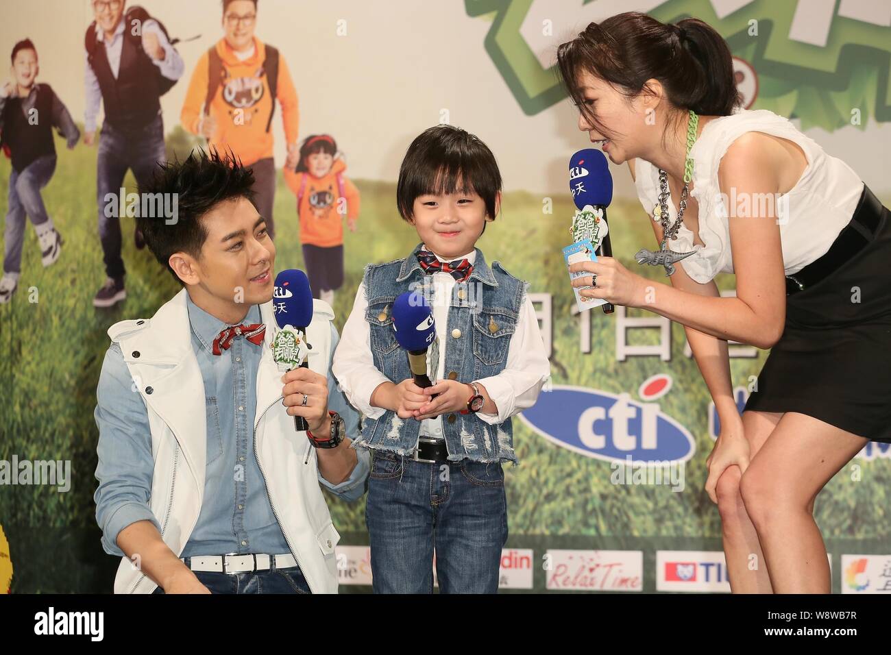 Taiwanese cantante e attore Jimmy Lin, a sinistra e a suo figlio Kimi, centro vengono intervistati durante una Premiere per il reality show, papà, dove siamo Goi Foto Stock