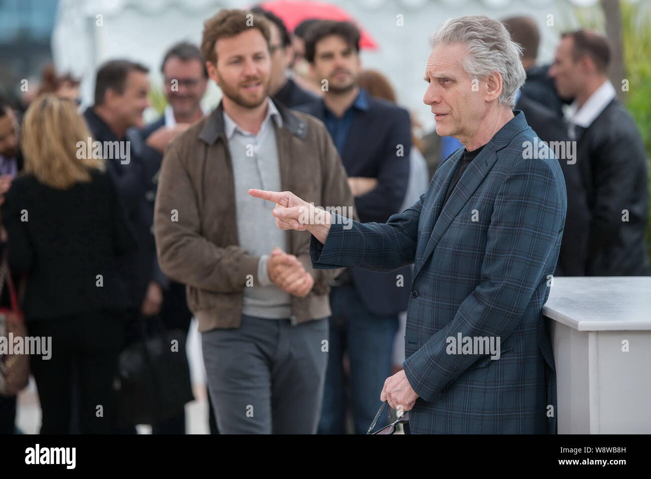 Attore canadese David Cronenberg, destra, pone a un photocall per il suo film, Mappe per le Stelle, durante la 67th Cannes Film Festival di Cannes, Francia, Foto Stock