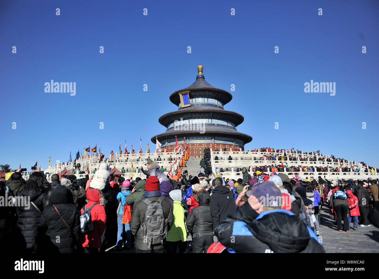 I turisti guarda un antico royal cielo cerimonia di culto per il nuovo anno lunare cinese o Festa della Primavera di fronte la Sala della Preghiera del Buon Raccolto Foto Stock