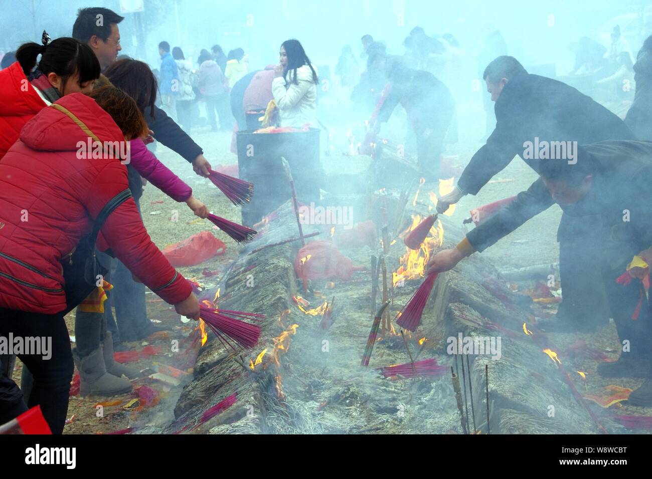 Il popolo cinese bruciare bastoncini di incenso a pregare per la ricchezza e il culto del dio della ricchezza al quinto giorno del nuovo anno cinese presso il Tempio Guiyuan in Foto Stock