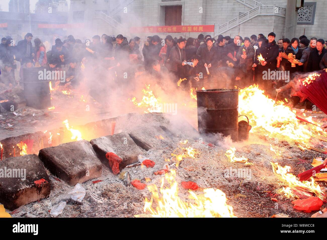 Il popolo cinese bruciare bastoncini di incenso a pregare per la ricchezza e il culto del dio della ricchezza al quinto giorno del nuovo anno cinese presso il Tempio Guiyuan in Foto Stock