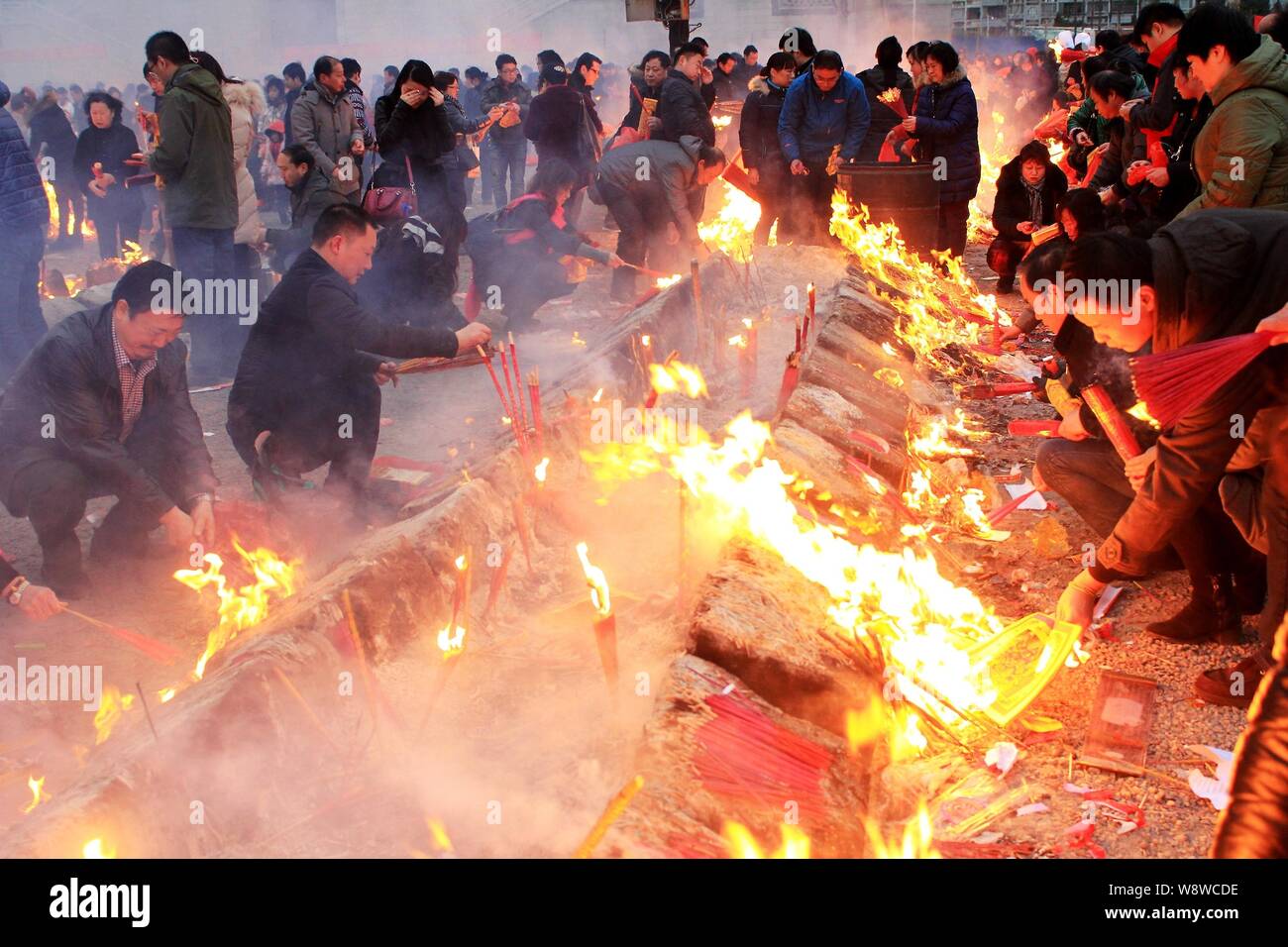 Il popolo cinese bruciare bastoncini di incenso a pregare per la ricchezza e il culto del dio della ricchezza al quinto giorno del nuovo anno cinese presso il Tempio Guiyuan in Foto Stock