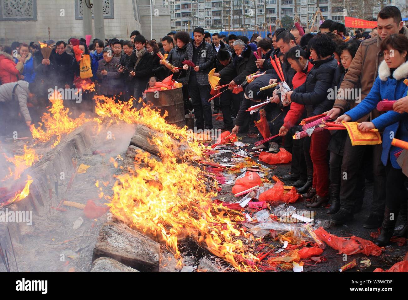 Il popolo cinese bruciare bastoncini di incenso a pregare per la ricchezza e il culto del dio della ricchezza al quinto giorno del nuovo anno cinese presso il Tempio Guiyuan in Foto Stock