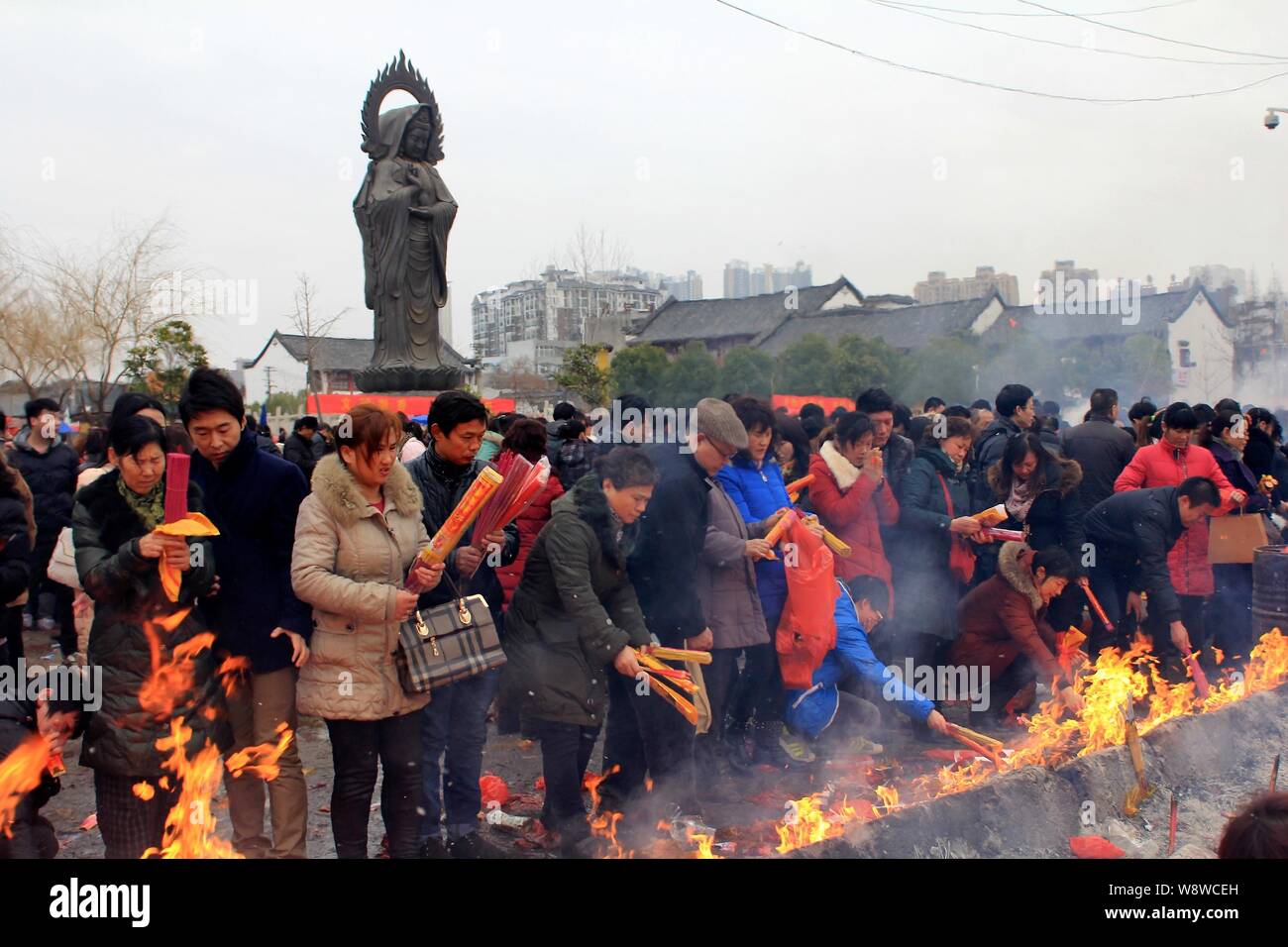 Il popolo cinese bruciare bastoncini di incenso a pregare per la ricchezza e il culto del dio della ricchezza al quinto giorno del nuovo anno cinese presso il Tempio Guiyuan in Foto Stock