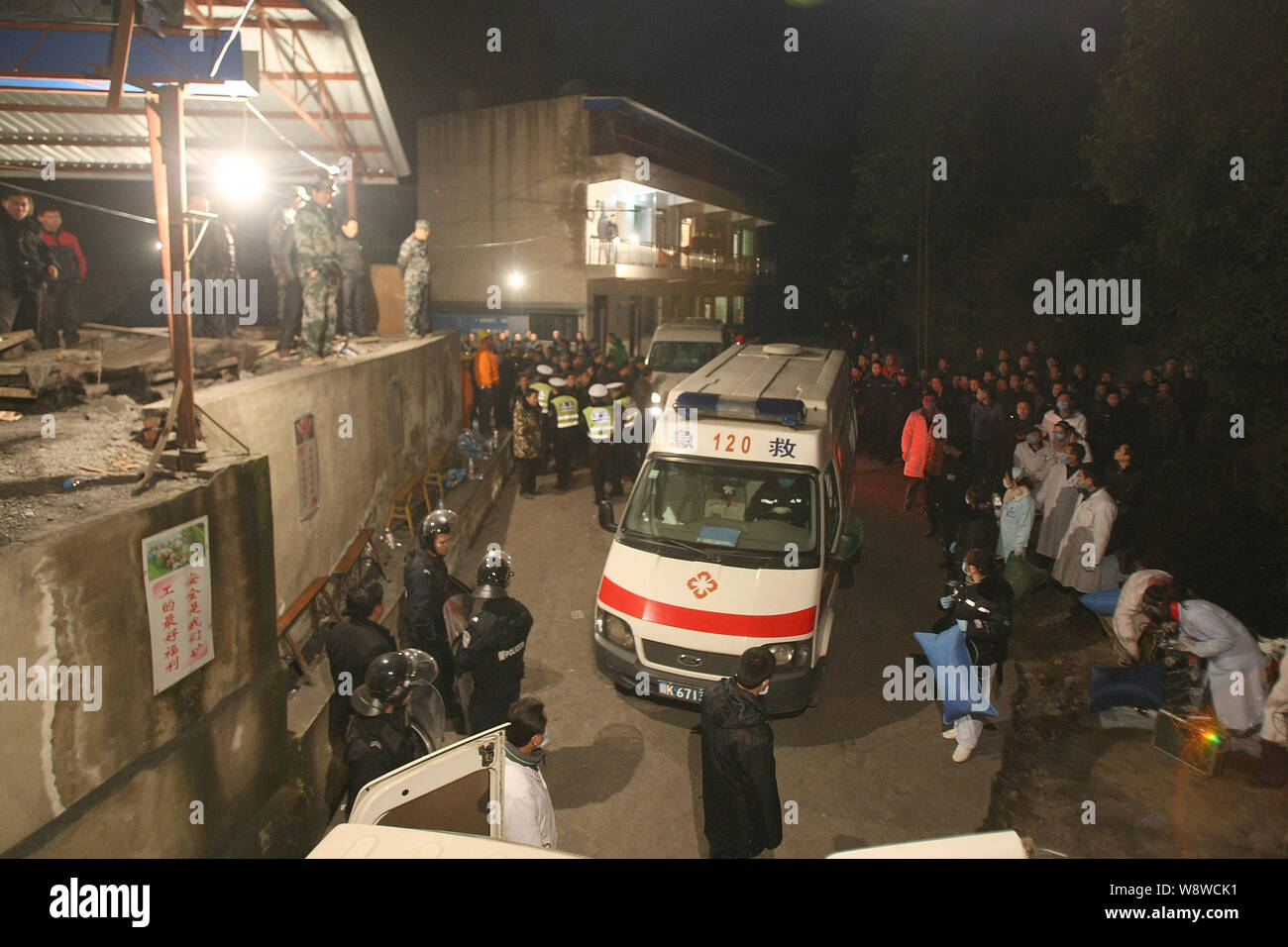 Un ambulanza arriva al sito dopo l esplosione di gas in una miniera di carbone nella città Xiaohe, Weiyuan county, Neijiang city, southwest Chinas provin Sichuan Foto Stock