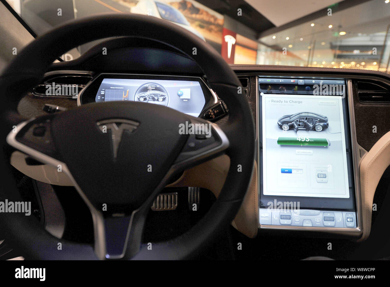 'Vista interna di un modello S auto elettrica sul display alla Tesla store a Pechino in Cina, 5 novembre 2013." Foto Stock