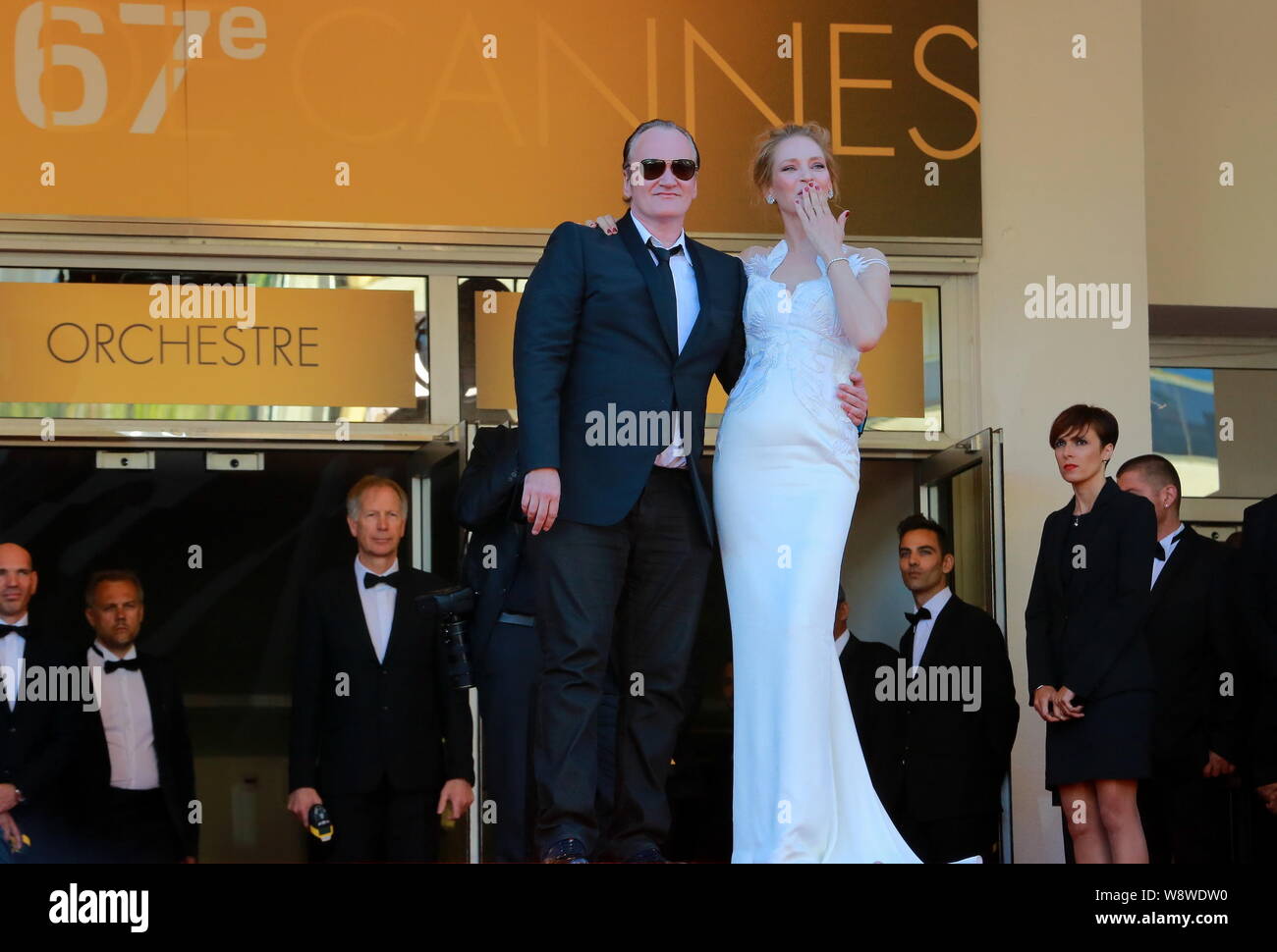 American attrice Uma Thurman, destra e Direttore Quentin Tarantino pongono per le foto come arrivano al red carpet per la cerimonia di chiusura del 6 Foto Stock