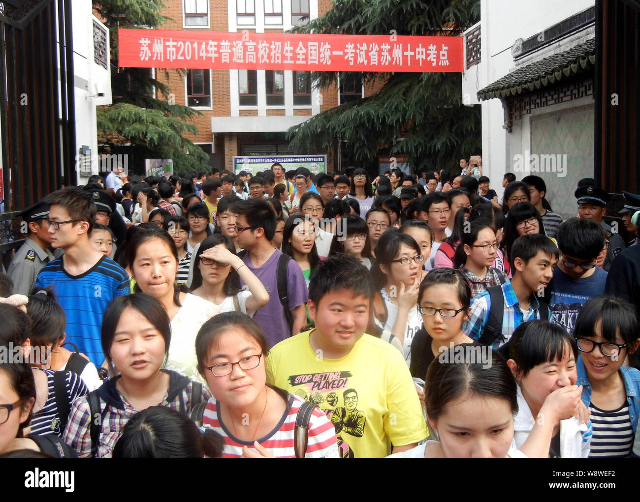 --FILE--agli studenti di lasciare il campus dopo la finitura della Università Nazionale dell esame di ammissione (Gaokao) a Suzhou No.10 High School di Suzhou City, est Foto Stock