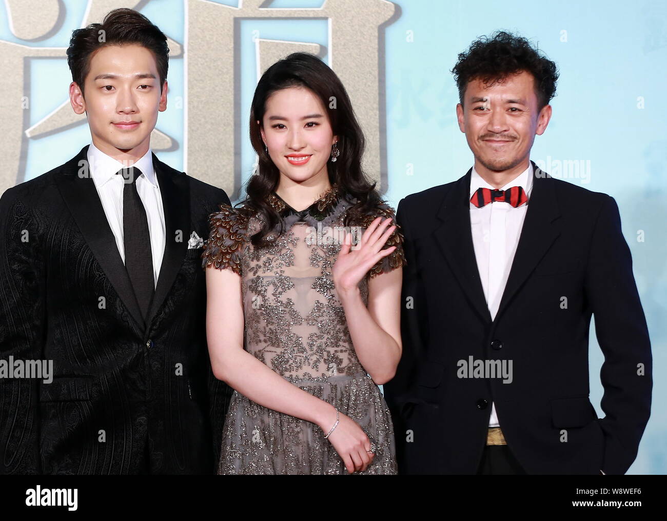 (Da sinistra) della Corea del Sud il cantante e attore pioggia, attrice cinese Liu Yifei e attore Wang Xuebing pongono durante una Premiere per il loro nuovo film, per amore Foto Stock