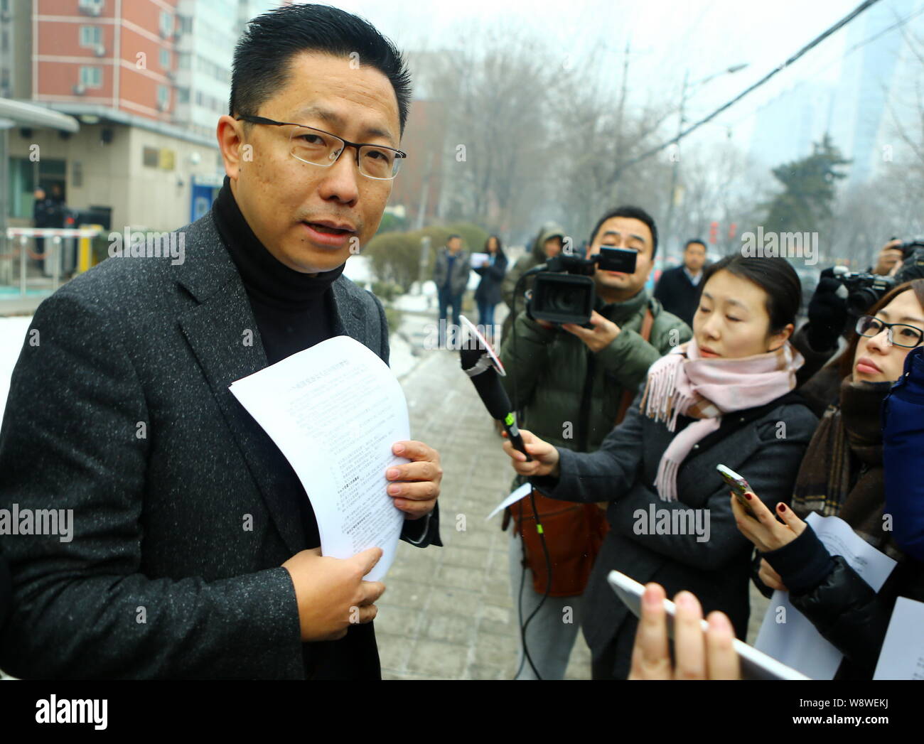 --FILE--Li Yang, sinistra, fondatore di Crazy English, viene intervistato come egli arriva al Distretto di Chaoyang popoli corte per un'audizione a Pechino in Cina, 13 F Foto Stock