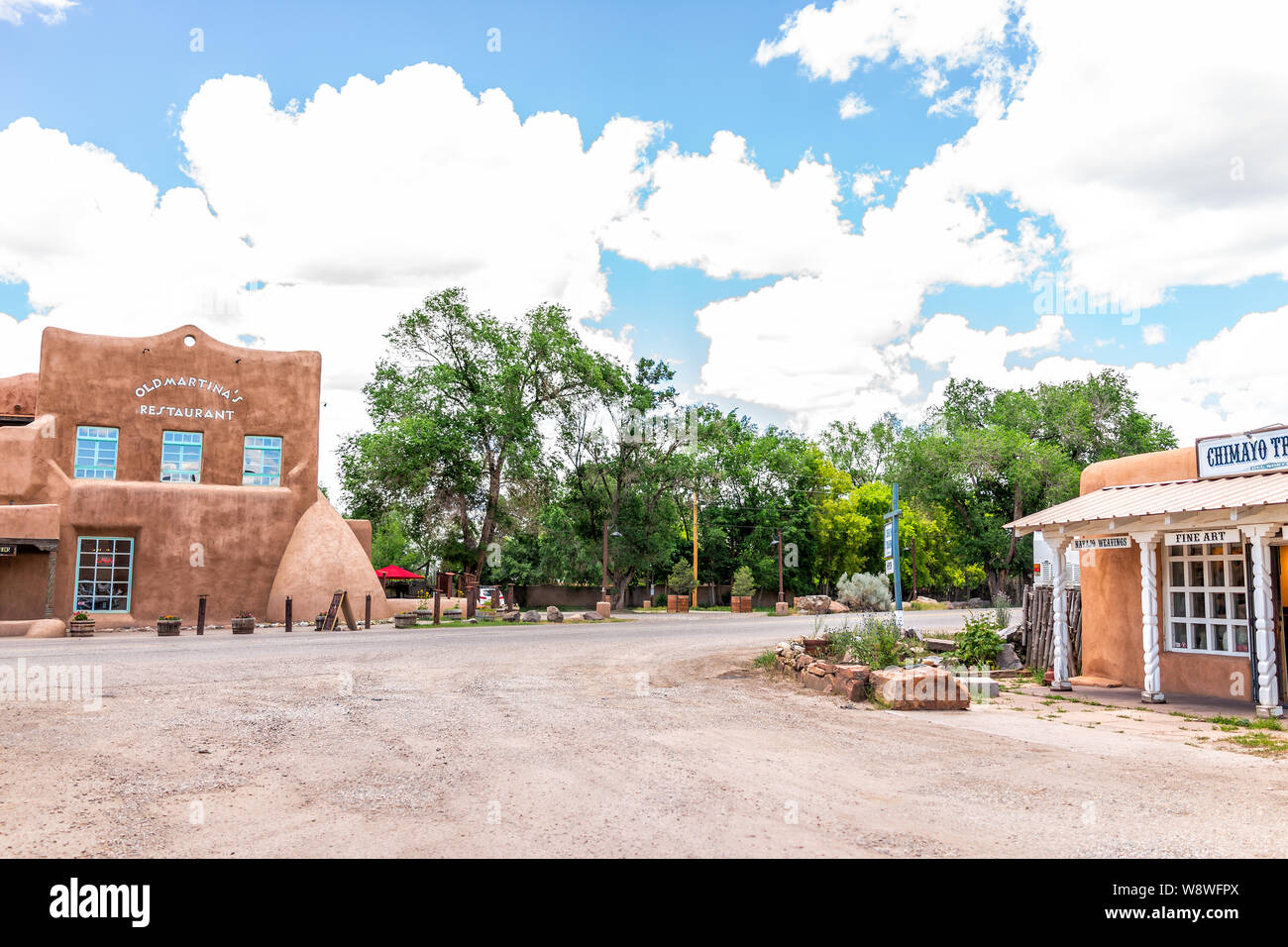 Ranchos de Taos, Stati Uniti d'America - 19 Giugno 2019: famosa St Francic Plaza in New Mexico con il vecchio Martina in ristorante e strada Foto Stock