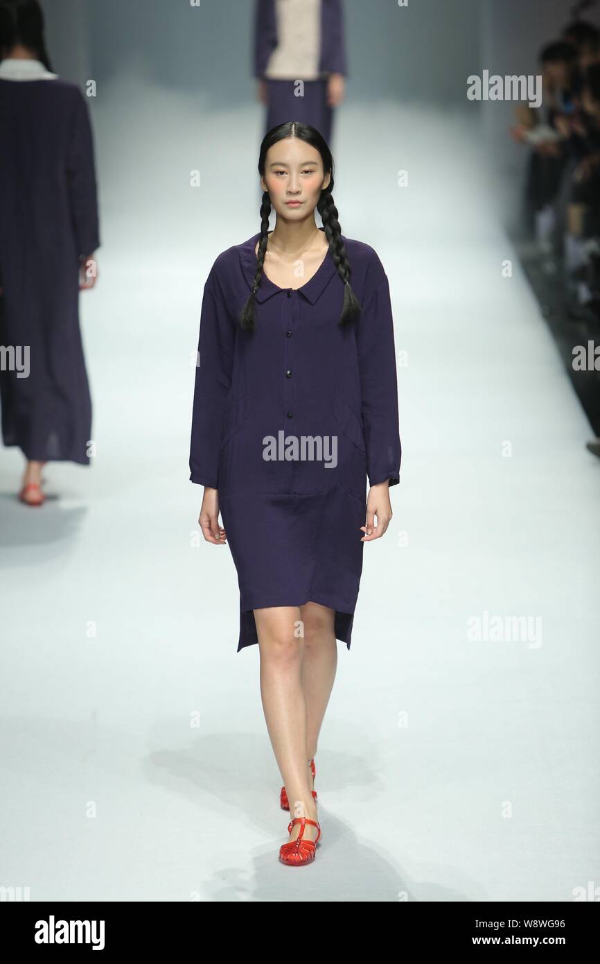 Un modello consente di visualizzare una nuova creazione del designer Chen Yuan al Moho Chen Yuan fashion show durante la Cina la settimana della moda Primavera/Estate 2015 a Pechino, Foto Stock