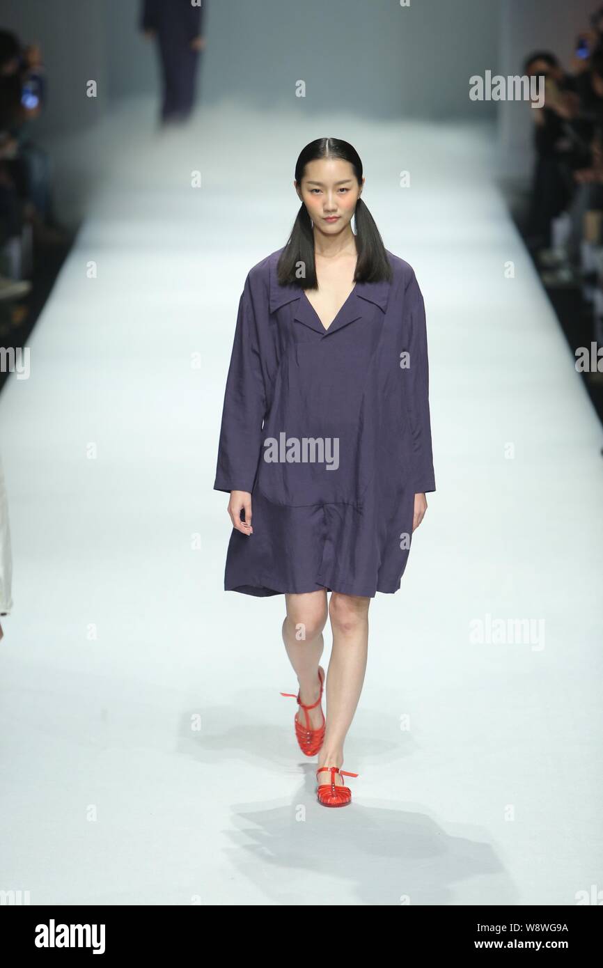 Un modello consente di visualizzare una nuova creazione del designer Chen Yuan al Moho Chen Yuan fashion show durante la Cina la settimana della moda Primavera/Estate 2015 a Pechino, Foto Stock