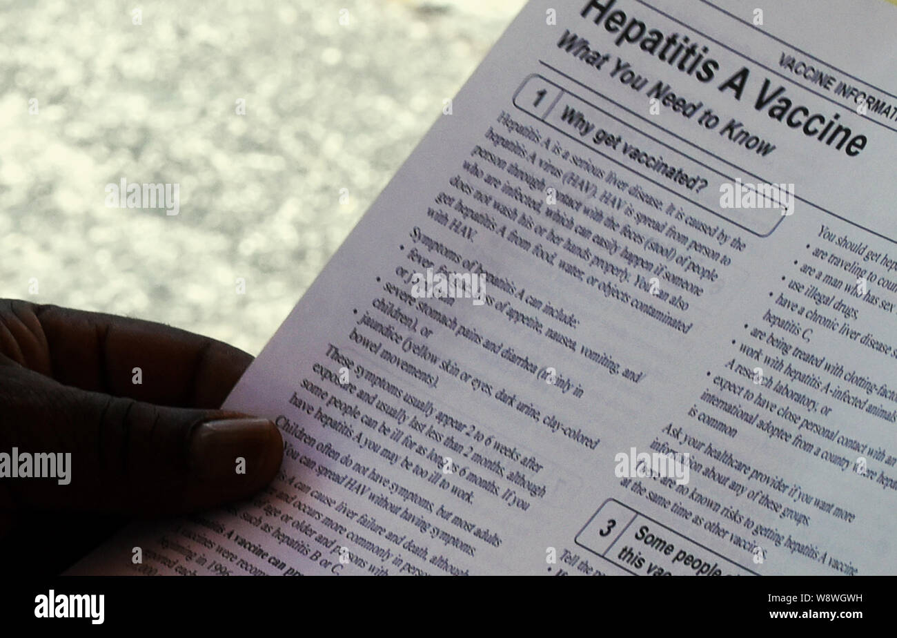 Orlando, Stati Uniti. 11 Ago, 2019. Un uomo legge un foglio di informazioni ad una epatite A VACCINAZIONE evento sponsorizzato da Orange County, Florida del Dipartimento della Salute in risposta all'epatite A scoppio nello Stato della Florida e il 1 agosto 2019 la dichiarazione di un'emergenza sanitaria pubblica nello stato. A partire dal mese di luglio 1, 2019, ventisette membri hanno sperimentato i focolai della malattia, con Florida avente 2,586 casi segnalati, il terzo più alto negli Stati Uniti, risultante in 31 morti. Credito: SOPA Immagini limitata/Alamy Live News Foto Stock