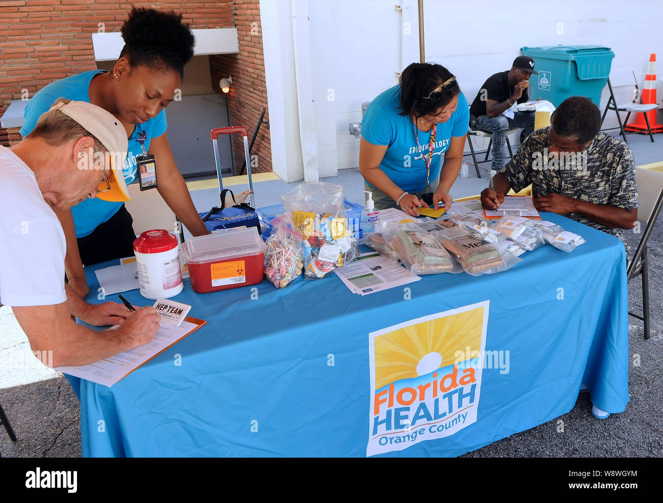 Karen McKenzie (secondo l) e Alvina Chu (seconda R) della Orange County, Florida Reparto di salute registra i partecipanti a ricevere il vaccino anti-epatite A in corrispondenza di un evento di vaccinazione essendo mantenuto in risposta all'epatite A scoppio nello Stato della Florida e il 1 agosto 2019 la dichiarazione di un'emergenza sanitaria pubblica nello stato. A partire dal mese di luglio 1, 2019, ventisette membri hanno sperimentato i focolai della malattia, con Florida avente 2,586 casi segnalati, il terzo più alto negli Stati Uniti, risultante in 31 morti. Foto Stock