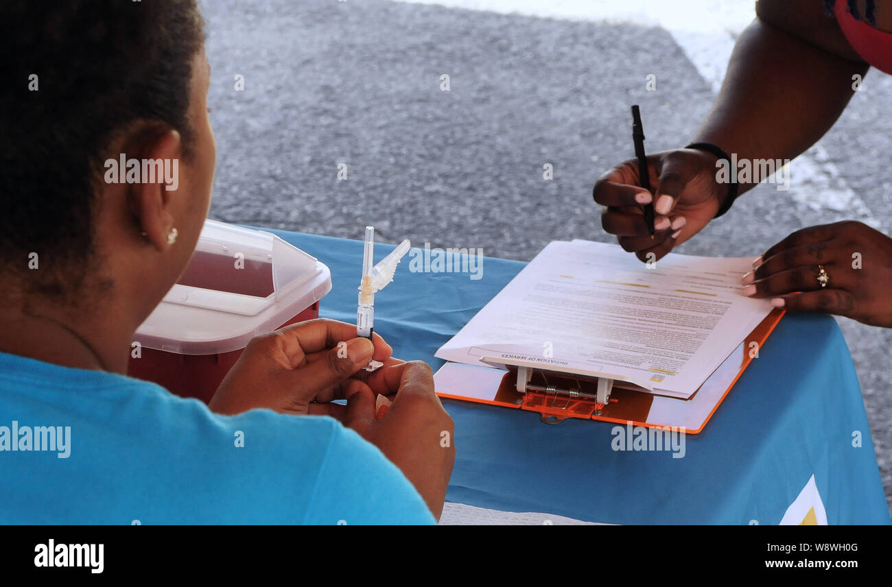 Karen McKenzie (sinistra) della Orange County, Florida del Dipartimento della Salute si prepara a somministrare il vaccino anti-epatite A a un partecipante a un'epatite un evento di vaccinazione essendo mantenuto in risposta all'epatite A scoppio nello Stato della Florida e il 1 agosto 2019 la dichiarazione di un'emergenza sanitaria pubblica nello stato. A partire dal mese di luglio 1, 2019, ventisette membri hanno sperimentato i focolai della malattia, con Florida avente 2,586 casi segnalati, il terzo più alto negli Stati Uniti, risultante in 31 morti. (Paul Hennessy/SOPA immagini) Foto Stock