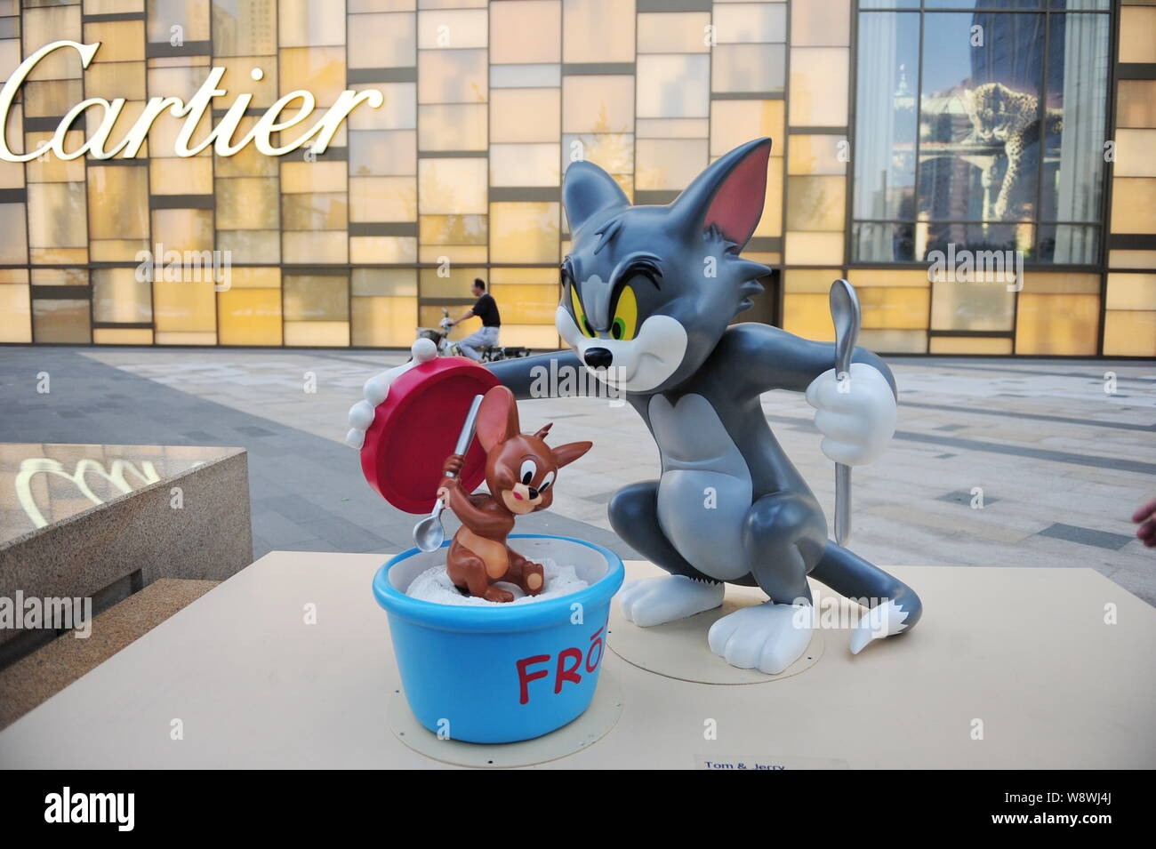 Sculture di cartoon figure Tom e Jerry sono sul display nella parte anteriore della boutique di moda di Cartier a da Mixc shopping mall in Shenyang city, né Foto Stock