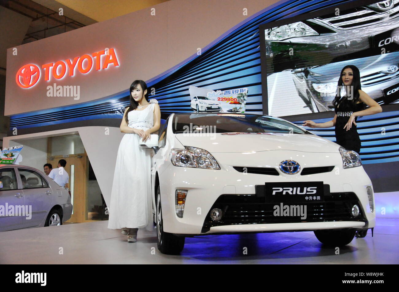 --FILE--modelli posano con una Toyota Prius ibrida auto durante una fiera automobilistica a Qingdao City East Chinas provincia di Shandong, 14 settembre 2012. Foto Stock