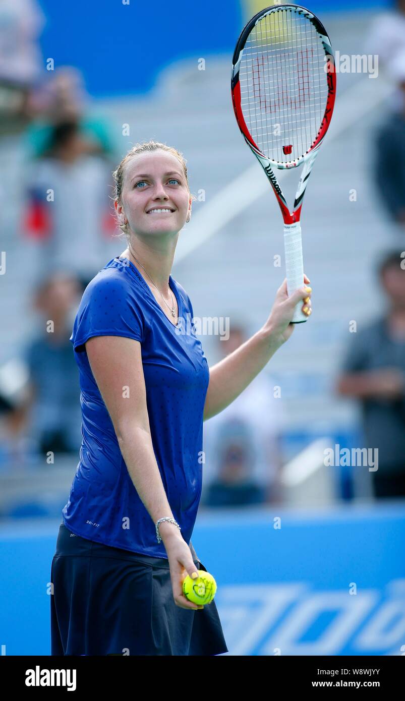 Petra KVITOVA della Repubblica ceca sorride dopo aver sconfitto Elina Svitolina dell'Ucraina durante il singolare femminile semifinali del 2014 WTA Wuhan ope Foto Stock