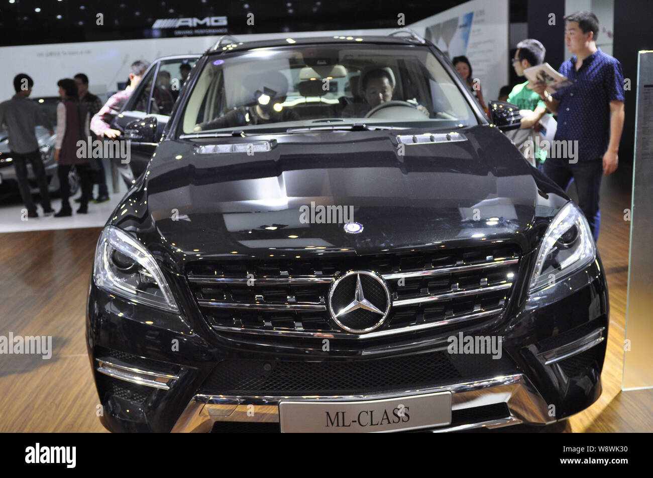 --FILE--i visitatori guardano o provare una Mercedes-Benz ML-Class durante un'esposizione automatica nella città di Nanjing East Chinas provincia dello Jiangsu, 1 maggio 2014. B Foto Stock