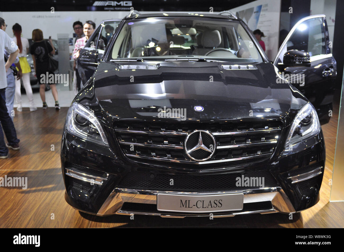 --FILE--una Mercedes-Benz ML vettura di classe viene visualizzato durante una esposizione automatica nella città di Nanjing East Chinas provincia dello Jiangsu, 1 maggio 2014. Gli Stati Uniti è Foto Stock