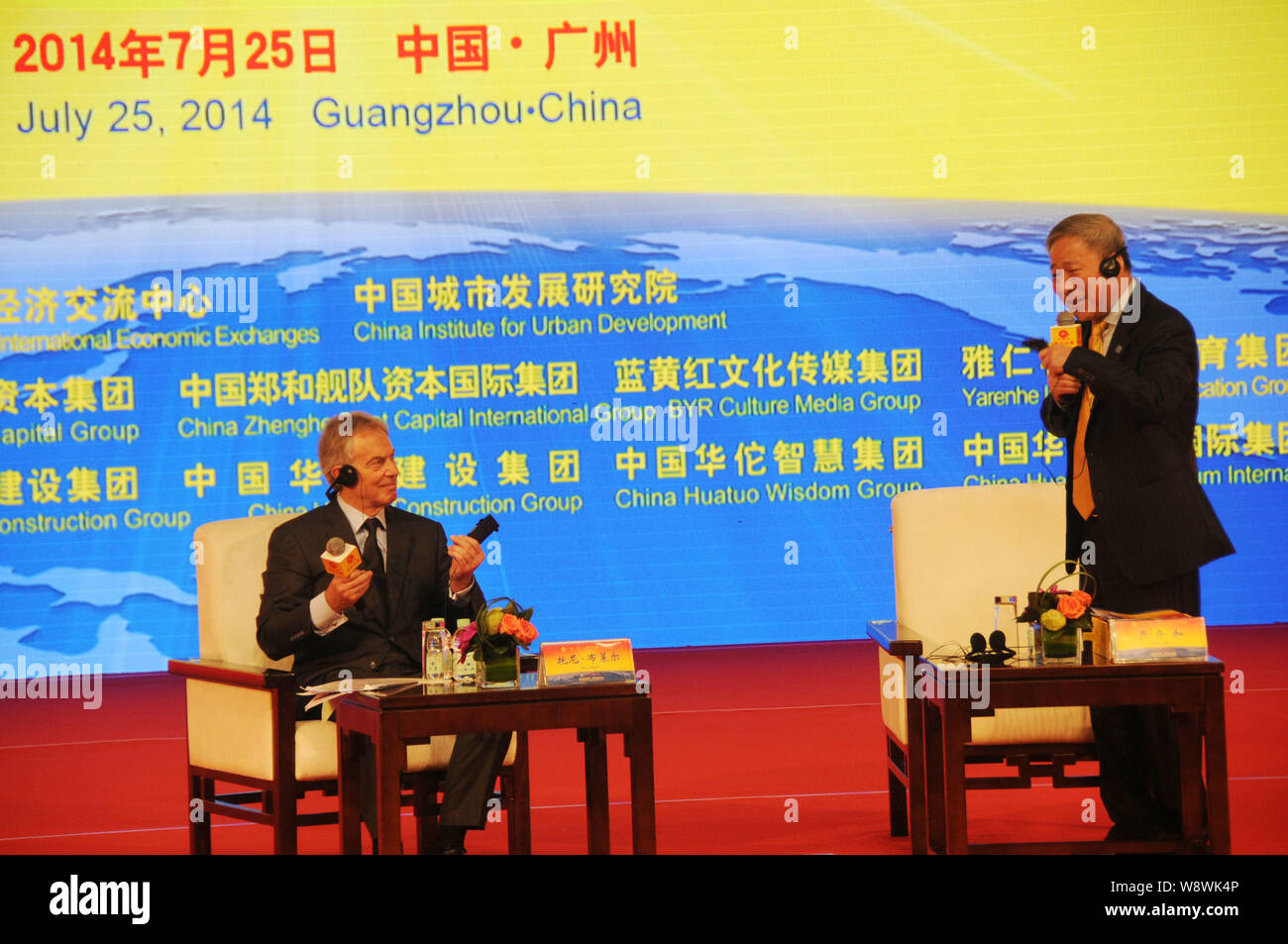 Ex primo ministro britannico Tony Blair, a sinistra e a Yan Jiehe, fondatore e presidente del Pacifico Gruppo di costruzione, partecipare alla quarta Huatuo CEO Forum di Guang Foto Stock