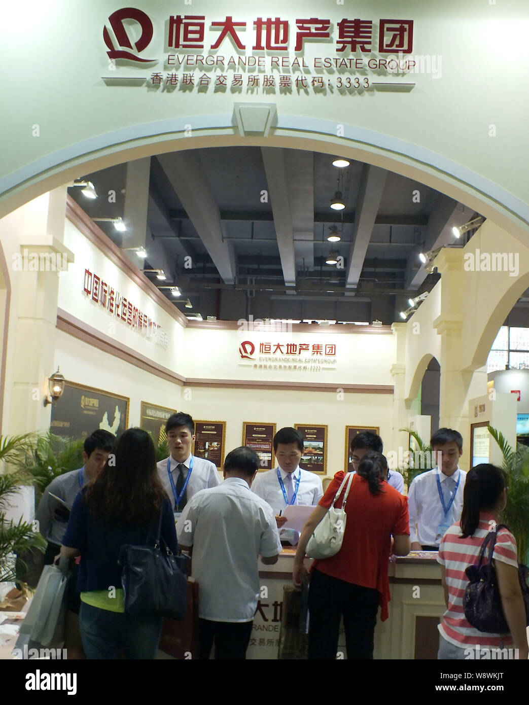--FILE--cinese i homebuyers visitare lo stand di Evergrande Real Estate Group durante una fiera immobiliare nella città di Guangzhou, sud Chinas provinc Guangdong Foto Stock