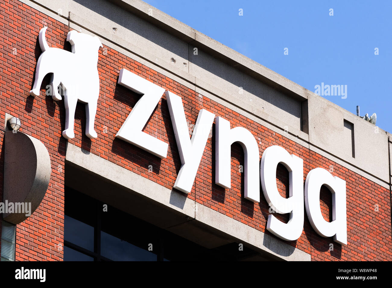 Agosto 10, 2019 San Francisco / CA / STATI UNITI D'AMERICA - Zynga segno a loro HQ in Silicon Valley; Zynga Inc. è un americano di gioco sociale sviluppatore, il suo fuoco principale b Foto Stock