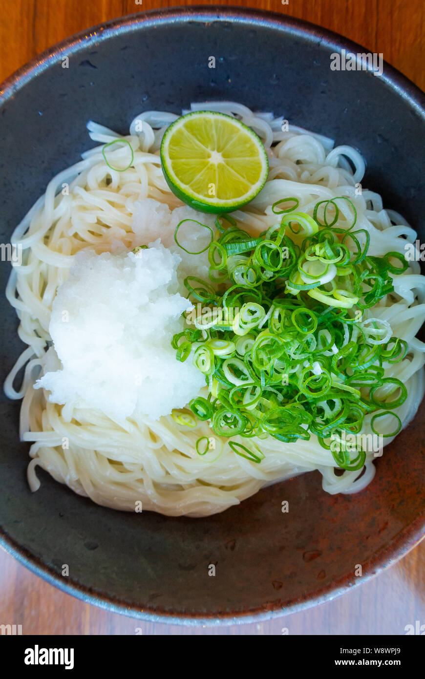 Udon tagliatelle con il dashi in zuppa, Tokyo, Giappone Foto Stock