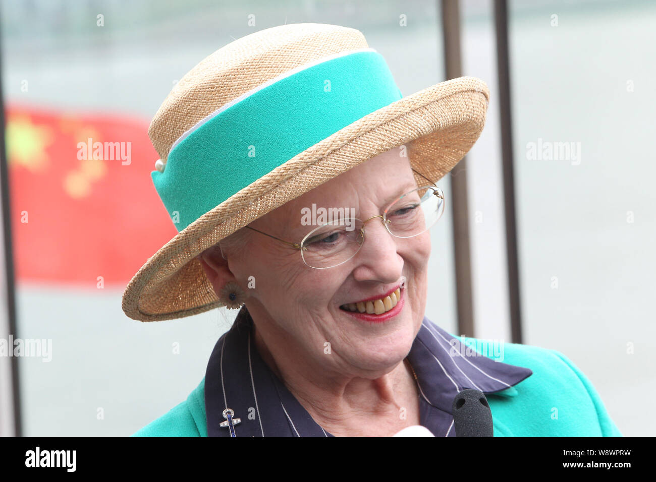 La Regina Margrethe II di Danimarca Sorrisi durante una conferenza stampa sulla terrazza del Peninsula Hotel Shanghai in Cina a Shanghai, 28 aprile 2014. Dan Foto Stock